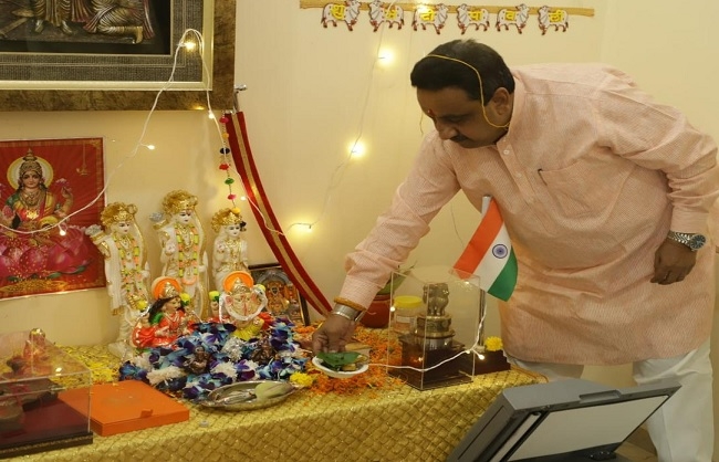भगवान श्रीगणेश और मां लक्ष्मी की पूजा करते प्रवीण खंडेलवाल और अन्‍य