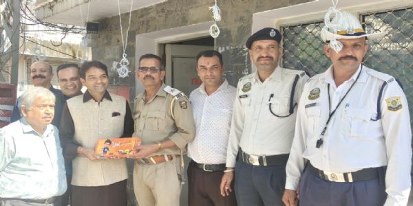 रोटरी क्लब नाहन ने दीपावली पर ड्यूटी पर तैनात कर्मियों को किया सम्मानित