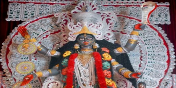 काली पूजा पर कोलकाता में लाल गुड़हल के दाम आसमान छूए, कीमतों में पांच गुना उछाल