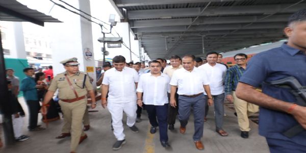 उपमुख्यमंत्री संघवी पहुंचे सूरत रेलवे स्टेशन, स्वागत रैली न निकालने का किया आह्वान