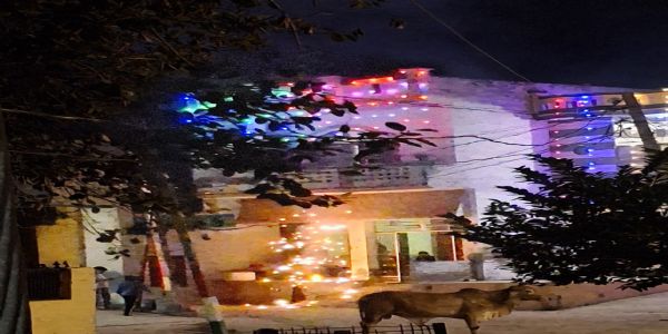 दीपावली पर्व धूमधाम से मनाया ,लोगों ने एक दूसरे के घर जाकर बांटी मिठाइयां