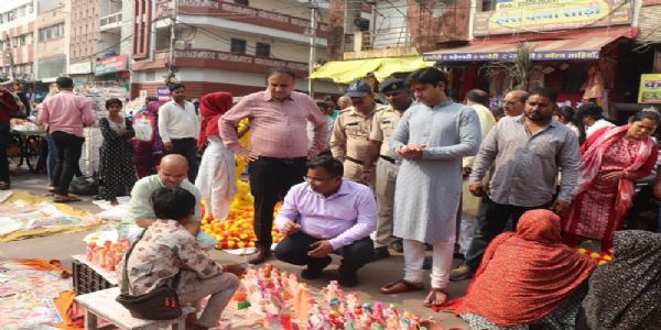 इंदौरः कलेक्टर ने राजवाड़ा पहुंचकर स्वदेशी से खुशहाली के संदेश का किया प्रसार