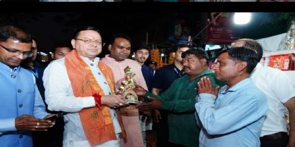 मुख्यमंत्री ने खरीदे मिट्टी के दीये, बर्तन और अन्य पारंपरिक स्वदेशी सामान, बोले-स्थानीय कारीगरों को बढ़ावा देना ही सच्ची दीपावली