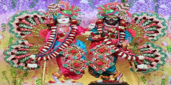 कृष्ण—बलराम को विशेष पोशाक धारण कर बेंगलुरू के फूलों से किया भगवान का विशेष श्रृंगार