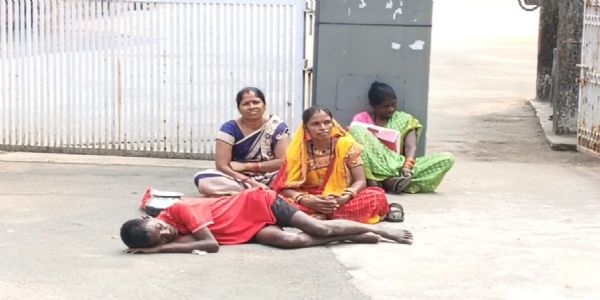 कोरबा : दीपावली के दिन भूख हड़ताल पर बैठे विस्थापित