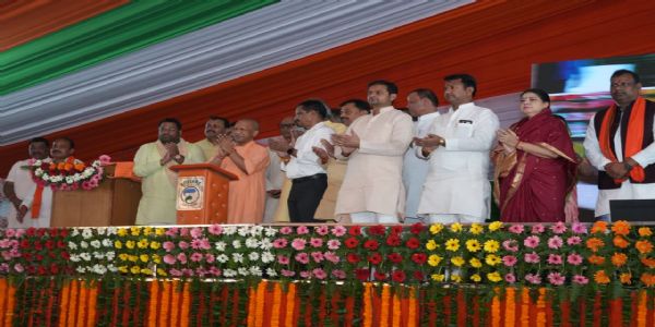 मुख्यमंत्री ने वनटांगिया गांव में मनाई दीपावली, कई परियोजनाओं का किया लोकार्पण और शिलान्यास