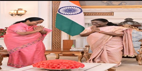 दिल्ली की मुख्यमंत्री ने राष्ट्रपति से मिलकर दीं दिवाली की शुभकामनाएं