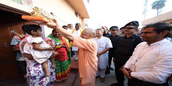 मुख्यमंत्री योगी ने अयोध्या की निषाद बस्ती में मनाई दीपावली, बच्चों को दी मिठाइयां और उपहार