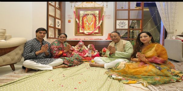 मुख्यमंत्री ने विधि-विधान से दीपावली पूजन किया, दिल्ली के उज्ज्वल भविष्य की प्रार्थना की