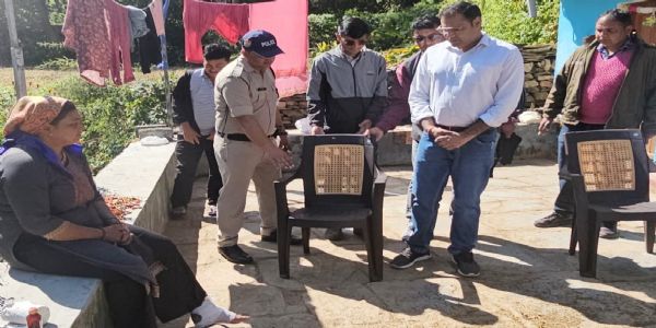 दीपावली पर डीएम पहुंचे आपदा प्रभावितों का हालचाल जानने