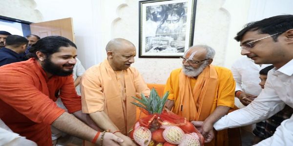 मुख्यमंत्री योगी ने दीपावली पर साधु-संतों से की मुलाकात, दिया उपहार