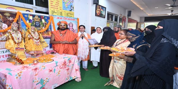 वाराणसी में मुस्लिम महिलाओं ने भगवान राम की आरती कर दिया रामराज्य का संदेश