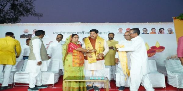 मप्रः मुख्यमंत्री डॉ. यादव ने अपने गृह नगर उज्जैन में कुष्ठ रोगियों के साथ दीपावली मनाई