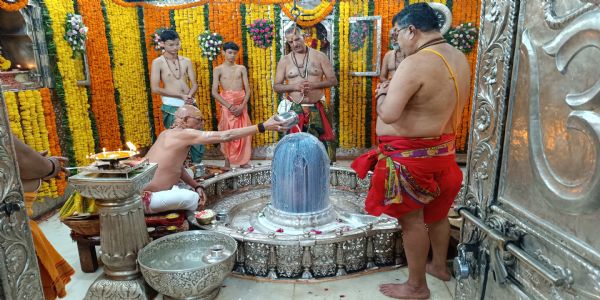 उज्जैनः शीतकाल के प्रारंभ होने से सोमवार से भगवान महाकाल का स्नान गर्म जल से आरंभ किया