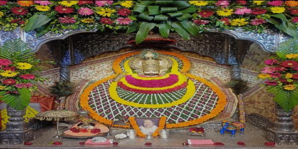 दीपावली के अवसर पर भक्तों ने बाबा श्याम सहित अन्य मंदिर में मनाया दीपोत्सव