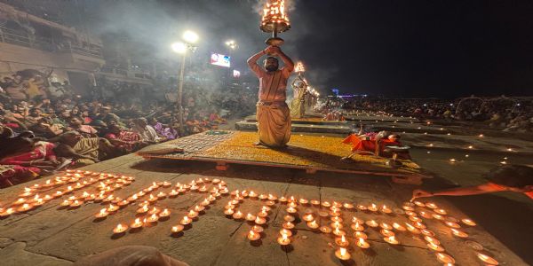 प्रधानमंत्री के संसदीय क्षेत्र वाराणसी में छलकीं खुशियां, चहुंओर दीपोत्सव, आतिशबाजी से बिखरी सतरंगी छटा