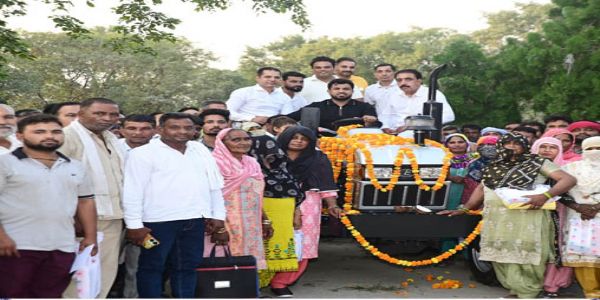 सोनीपत: दीपावाली पर विधायक ने नगर पालिका को दिए तीन ट्रैक्टर व सफाई मशीनें