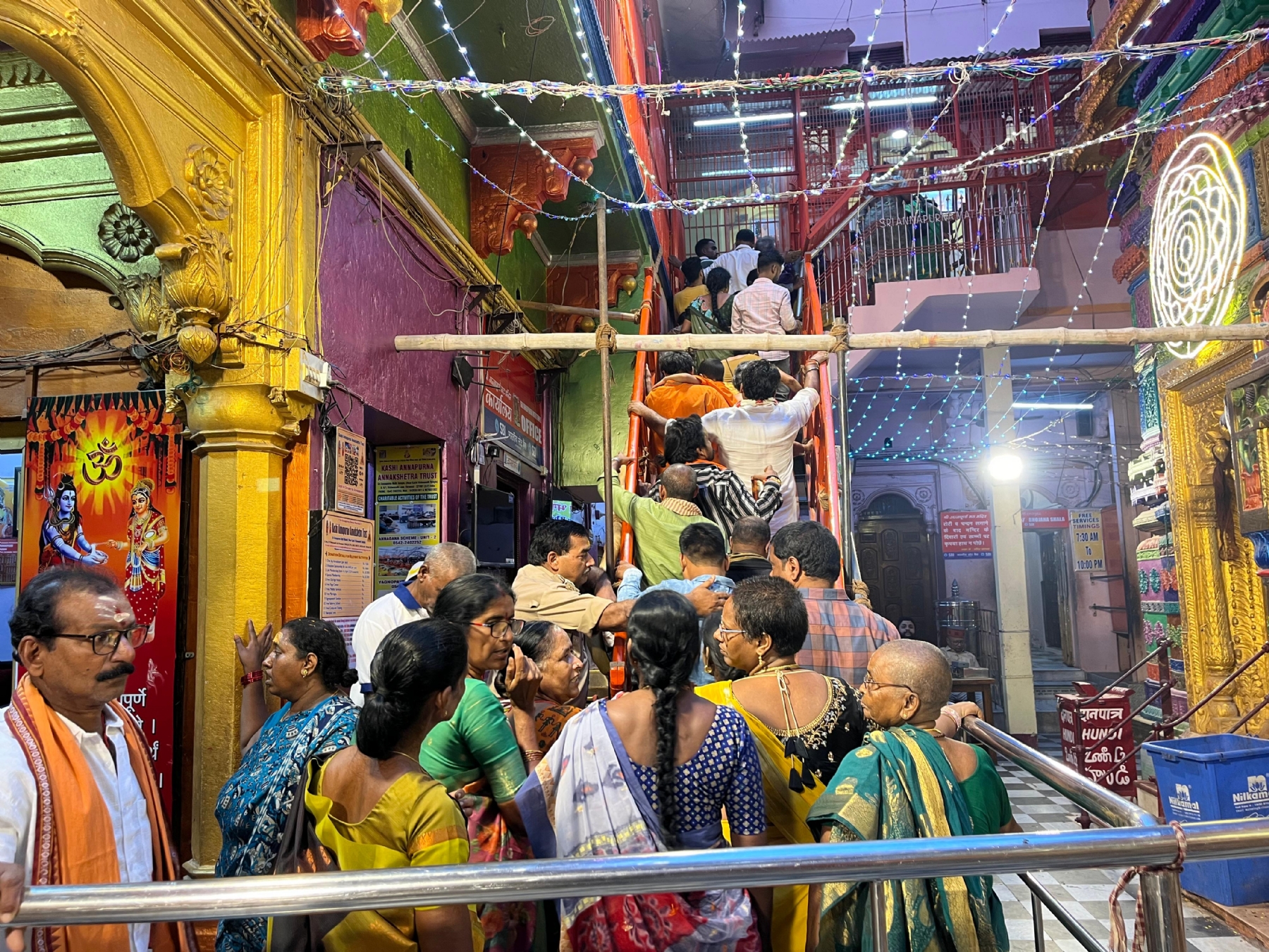 मंदिर में श्रद्धालुओं की भीड़