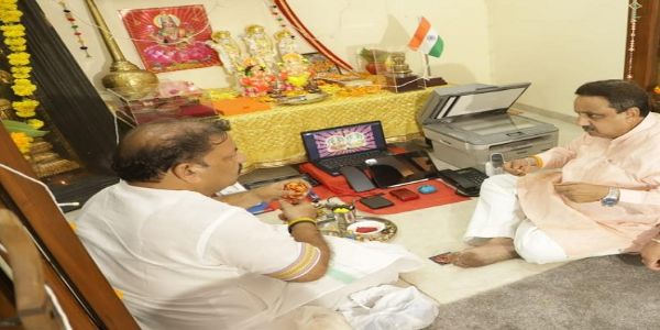 भगवान श्रीगणेश और मां लक्ष्मी की पूजा करते प्रवीण खंडेलवाल और अन्‍य