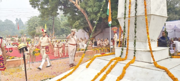 शहीदों को नमन करते हुए एसपी कुलदीप सिंह।
