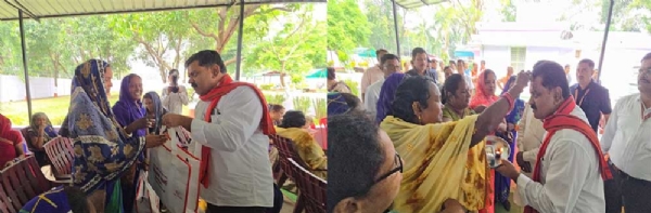 उपमुख्यमंत्री  विजय शर्मा स्वच्छता कर्मी काे उपहार देकर सम्मानित करते