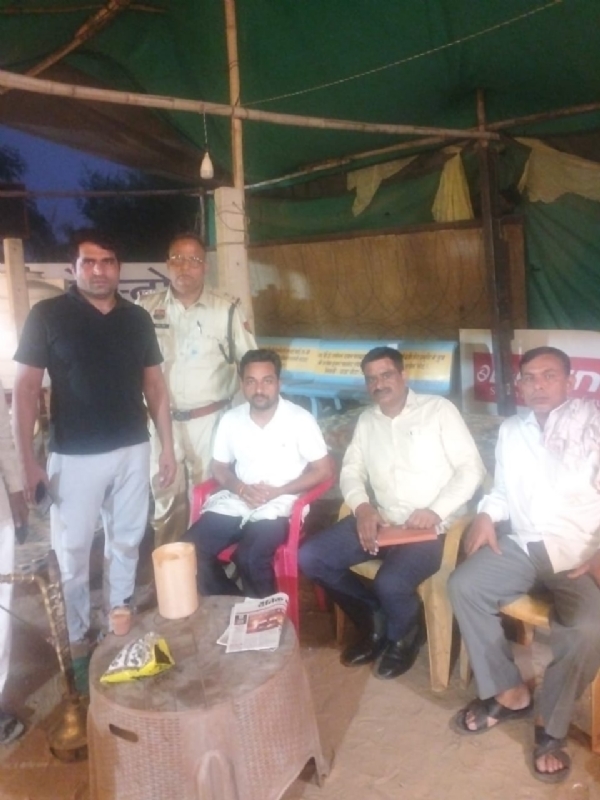 खाटू श्याम में मिला जिला पार्षद झज्जर पुलिस के साथ।