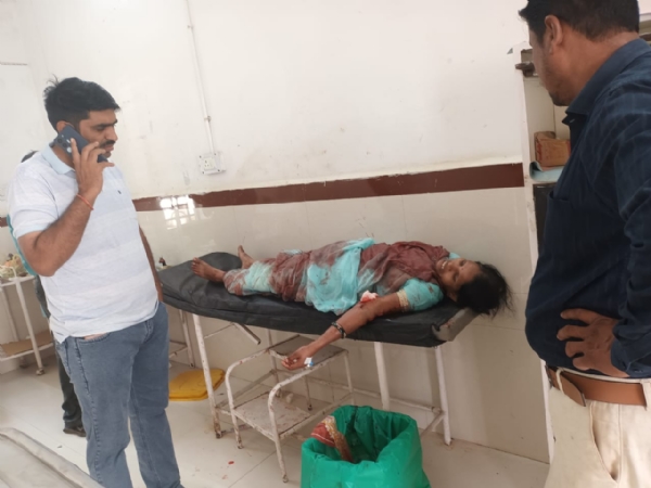 पति ने दराते से पत्नी के काटे दोनों हाथ