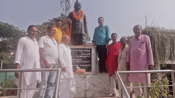 श्री बाबू की प्रतिमा पर माल्यार्पण करते लोग