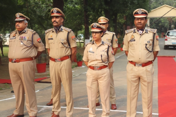 डा भीमराव अम्बेडकर पुलिस अकादमी मुरादाबाद में   पुलिस स्मृति दिवस पर आयोजित कार्यक्रम में  डीजी व पुलिस अकादमी के निदेशक राजीव सभरवाल व अन्य पुलिस अधिकारी।