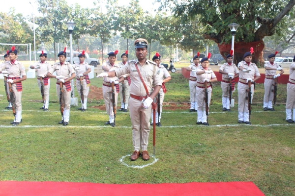 परेड करता जवान