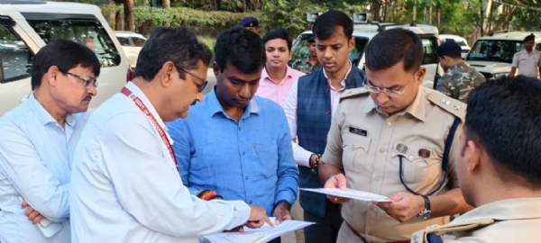 अधिकारियों को निर्देश देते उपायुक्‍त