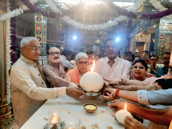 प्राचीन दिगंबर जैन मंदिर लोहागढ़ में  भगवान महावीर के 2551 वें निर्वाण महोत्सव पर समर्पित करते  लाडू।