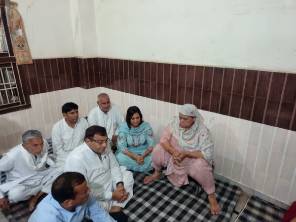 मृतक के परिजनों से बात करते सुशील गुप्ता