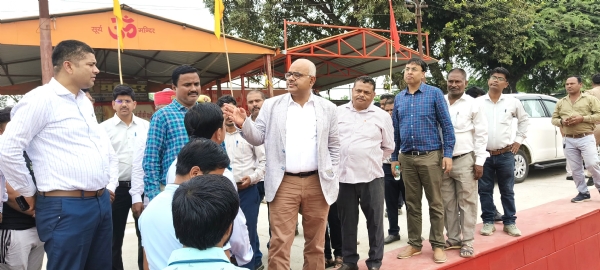 निरीक्षण के दौरान जिलाधिकारी जितेंद्र प्रताप सिंह व अन्य का छायाचित्र
