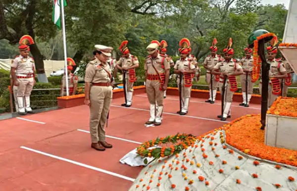शहीदों को श्रद्धांजलि देते हुए पुलिस अधीक्षक पूजा वशिष्ठ।