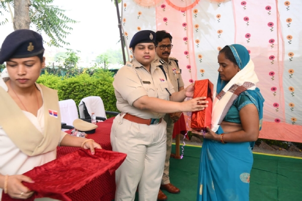 शहीद के परिजन को सम्मानित करती एसपी