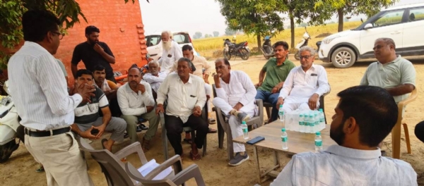 पराली प्रबंधन को लेकर किसानों को जागरूक करती कृषि विभाग की टीम।