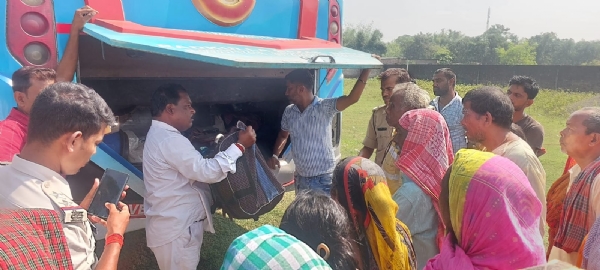 अररिया फोटो:बस से समान निकालते यात्री