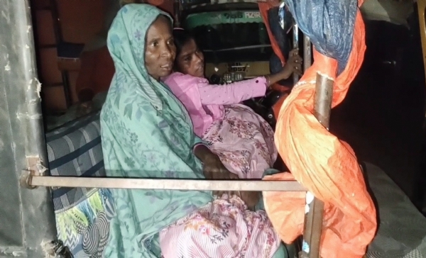 अररिया फोटो:अस्पताल में परिजन