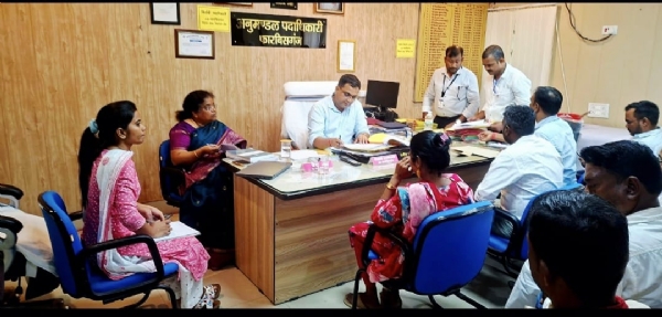 अररिया फोटो:फारबिसगंज निर्वाची पदाधिकारी उम्मीदवारों के साथ संविक्ष करते