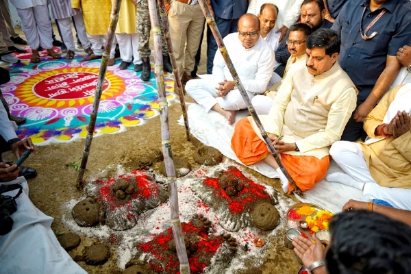 मुख्यमंत्री डॉ. मोहन यादव ने अन्नकूट के अवसर पर उज्जैन की तिलकेश्वर गौशाला में गोवर्धन पूजा की