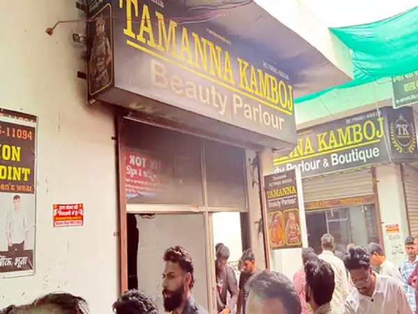 भूना के ब्यूटी पार्लर में लगी आग।