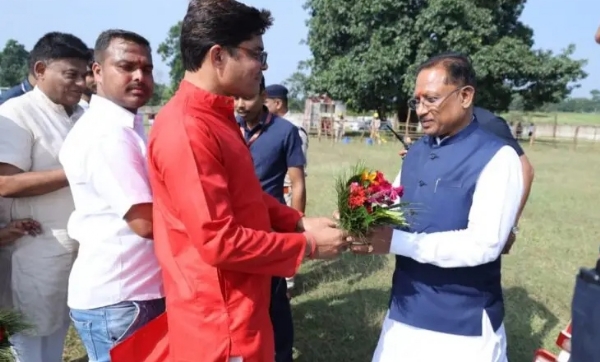 मुख्यमंत्री विष्णुदेव साय का स्वागत करते हुए