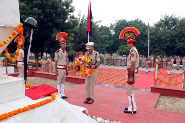 फतेहाबाद। शहीद पुलिस कर्मियों को श्रद्धासुमन अर्पित करते एसपी सिद्धांत जैन।