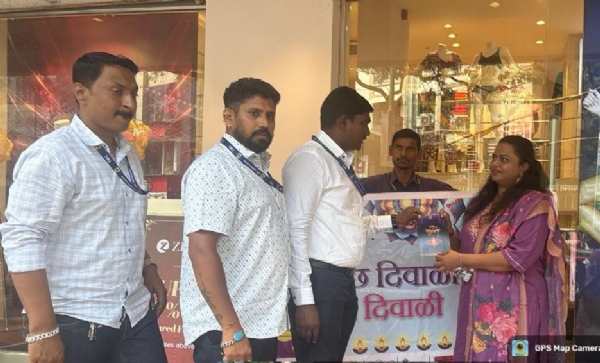 TMC distributes greeting cards of traders traders for clean Diwali