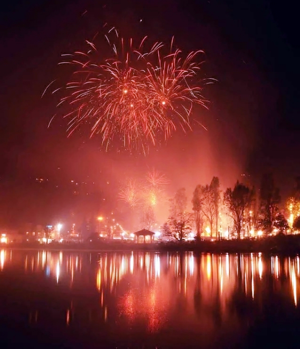 दीपावली पर नैनी झील में प्रतिबिंबित होती रोशनी और आतिशबाजी।