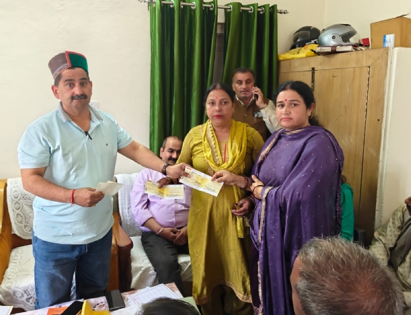 चेक भेंट करते हुए उपमुख्य सचेतक केवल पठानिया।