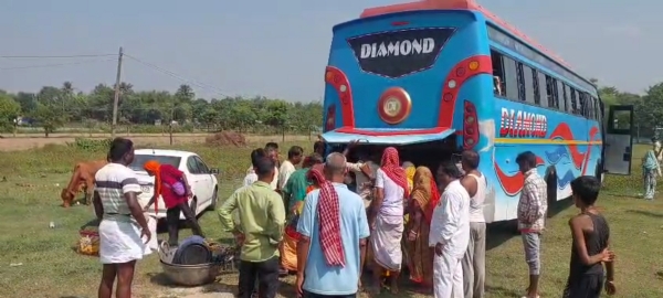 अररिया फोटो:घटना स्थल पर जमा भीड़