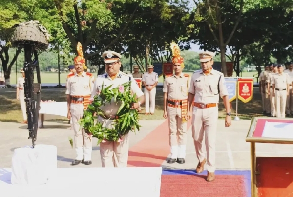 अररिया फोटो:बथनाहा में कमांडेंट श्रद्धा सुमन अर्पित करते
