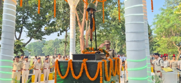 पुलिस स्मरण दिवस पर शहीदो को सलामी देते एसपी